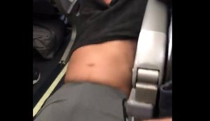 Homem é arrancado de avião nos Estados Unidos e vídeo choca internautas