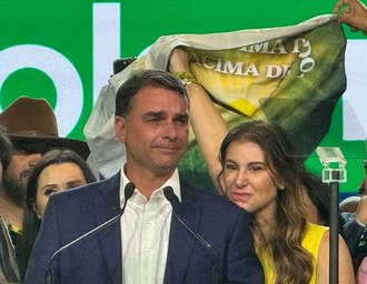 Flávio Bolsonaro usou jatinho ligado a Daniel Vorcaro em viagem em 2025, diz revista