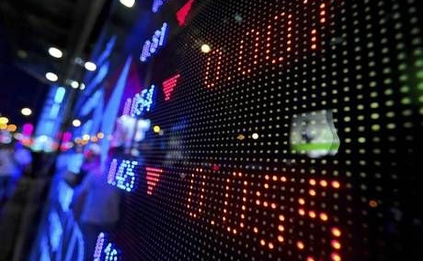 Bovespa fecha em alta, de olho em reformas e em meio à crise política