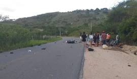 Colisão entre carro com reboque de Jet Ski e motocicleta deixa um morto