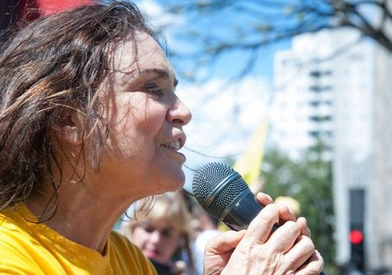 Atriz Regina Duarte participa de protestos em apoio à Operação Lava Jato