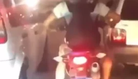 Motociclista é flagrado com bode na garupa de moto em avenida de Maceió