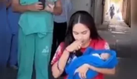 De joelhos, mãe cumpre promessa após bebê receber alta na Maternidade Santa Mônica