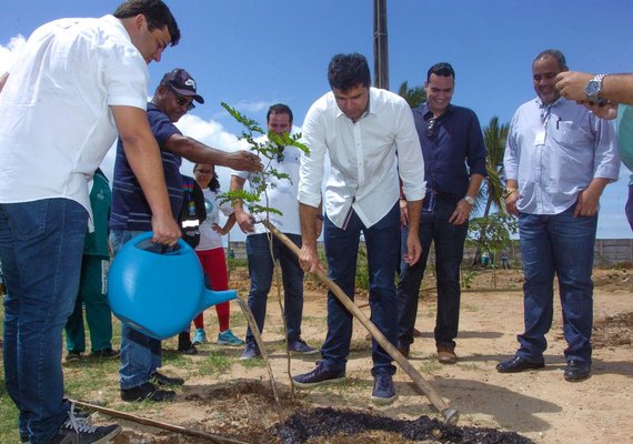Rui Palmeira participa de reflorestamento no antigo lixão de Maceió