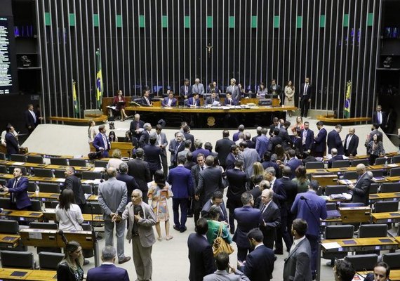 Oposição comemora derrota de PL que cria polícia política para Bolsonaro