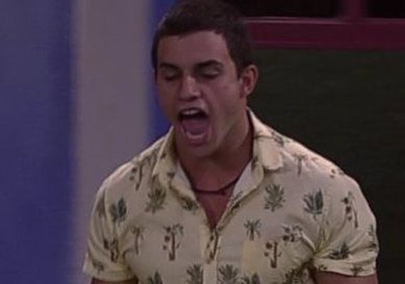 'BBB 17': Manoel encontra envelope azul e está imune aos votos da casa