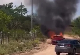 Carro é destruído por incêndio em estrada vicinal no Sertão de Alagoas