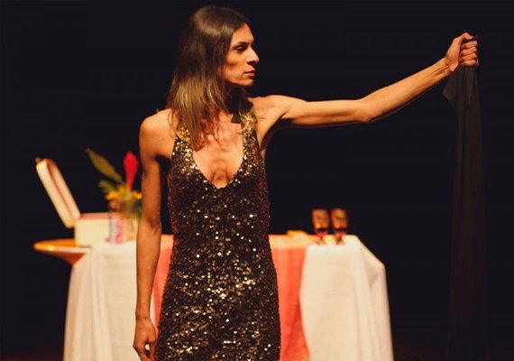 Peça retrata Jesus como mulher trans e lota teatro no Cena Contemporânea
