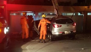 Motorista possivelmente embriagado colide carro contra postes na Ponta Verde