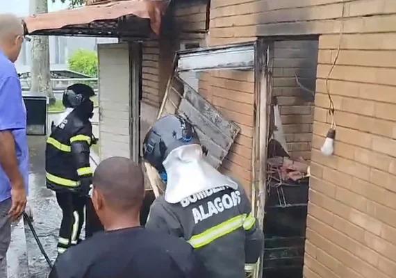 Incêndio atinge quiosque na Praça da Matriz e mobiliza moradores no Centro de São Miguel dos Campos
