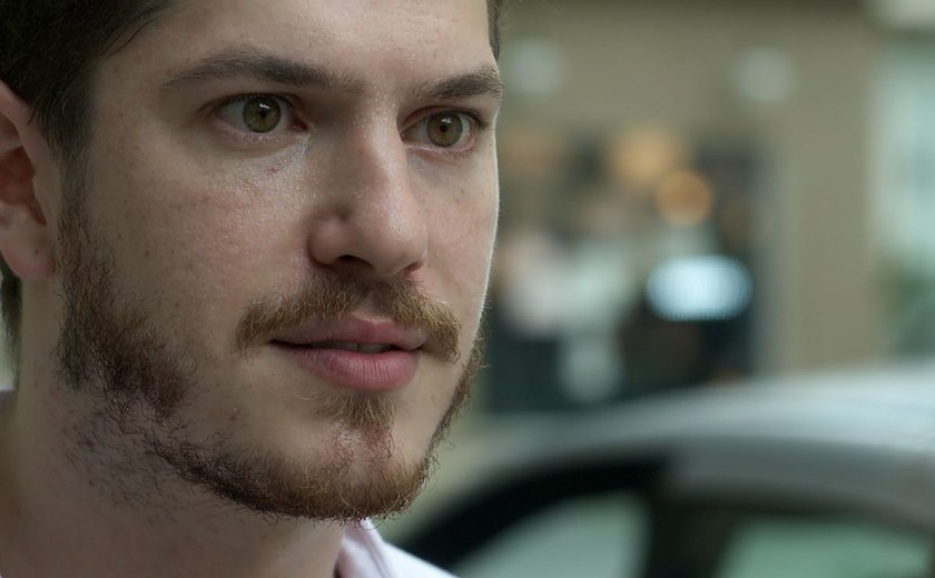 'Rock Story': Alex chantageia mafioso e recebe ameaça de morte