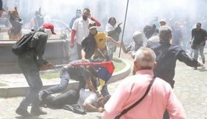 Parlamentares da Venezuela são agredidos dentro da Assembleia Nacional