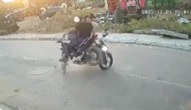 Câmera flagra colisão frontal entre motos e deixa três feridos em Craíbas