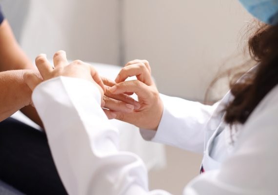 Hospital implanta serviço pioneiro no SUS para atender pacientes com doenças reumatológicas