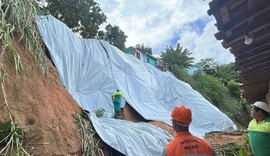 Proteção de encostas com lonas chega a 54 pontos de Maceió