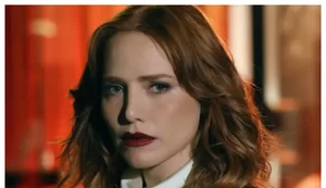 Ruiva e rica: Adriana aparece irreconhecível e marca entrada triunfal em Quem Ama Cuida