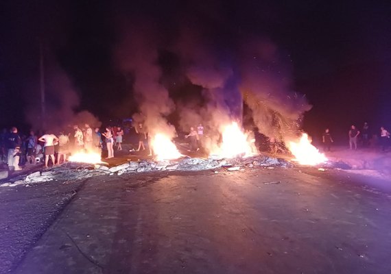 Moradores de Colônia Leopoldina interditam trecho da BR-416 em protesto após morte de dois jovens