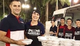 Andressa Urach distribui marmitas para moradores de rua de São Paulo