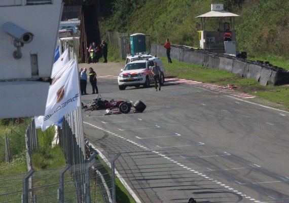 Piloto francês morre após forte acidente no campeonato de carros históricos da F1