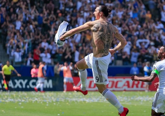 Ibrahimovic faz golaço e garante virada do Galaxy no dérbi de Los Angeles