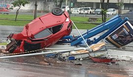 Carro capota e destrói ponto de ônibus na Durval de Góes Monteiro