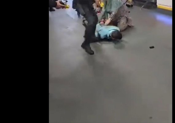 Policial que pontapeou passageiro no aeroporto de Manchester é suspenso