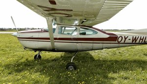 Na Dinamarca, paraquedista sobrevive após ficar uma hora pendurado em avião