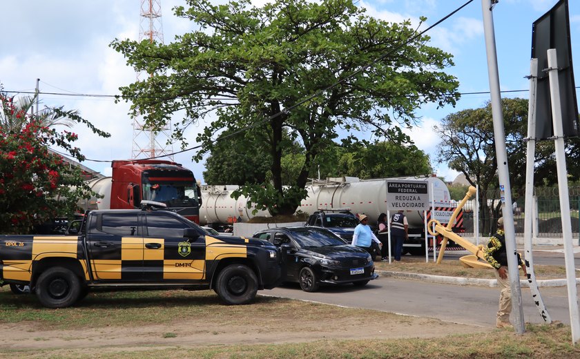Protesto de trabalhadores fecha acesso ao Porto de Maceió e trava trânsito no Jaraguá