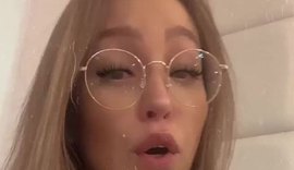 Chorando, atriz Carla Diaz revela que descobriu doença: 'Vou ter que fazer biópsia'