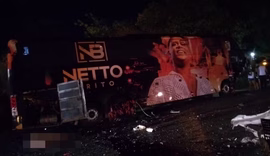 Três pessoas morrem após batida com ônibus que levava banda do cantor Netto Brito na Bahia