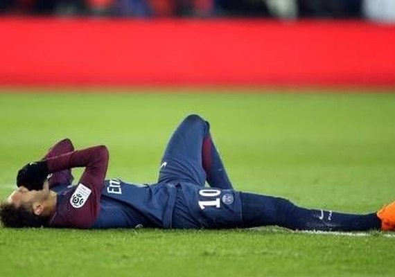 Neymar sai de maca e vira dúvida para jogo contra Real Madrid