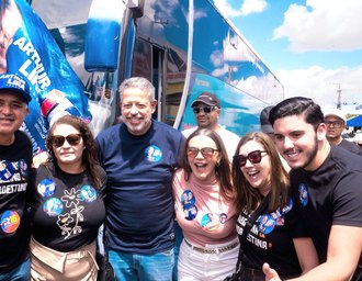 Arthur Lira recebe carinho dos sertanejos em megacaminhadas em Tapera e Senador Rui Palmeira