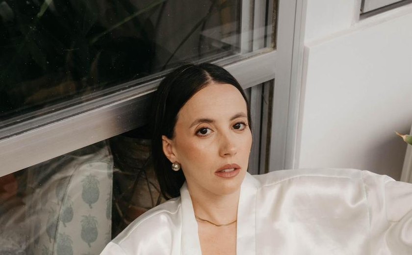 Cantora Flora se apresenta no Theatro Homerinho no próximo sábado (24) com show inédito