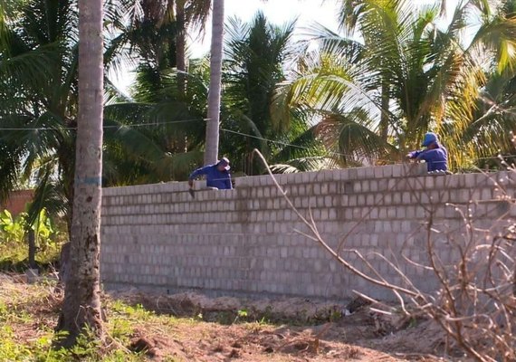 Bugueiros derrubam parte do muro de condomínio em São Miguel dos Milagres