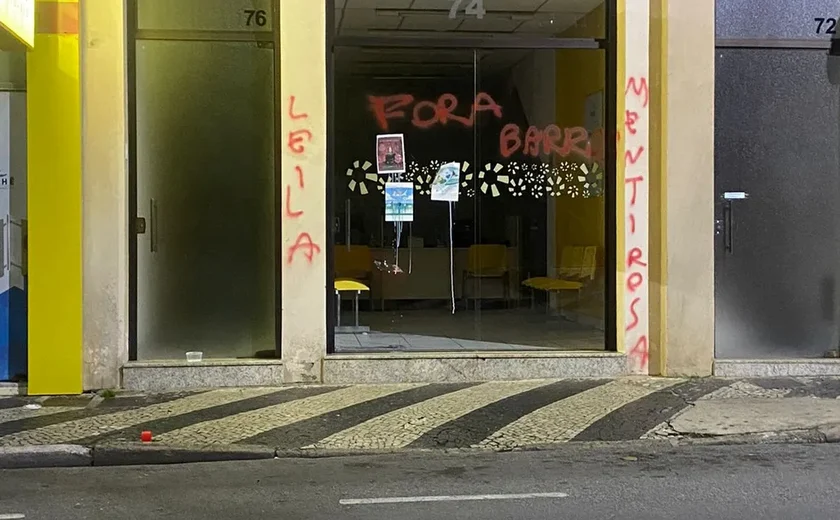 Torcedores protestam contra diretoria do Palmeiras e picham lojas da patrocinadora do clube