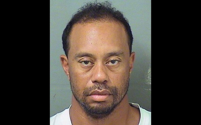 Vídeo mostra momento em que Tiger Woods foi preso por dirigir bêbado