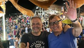 Deputado estadual e ex-prefeito reúnem multidão no Bloco Bonecas da Massagueira
