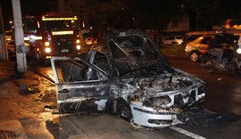 Veículo pega fogo na Avenida Fernandes Lima e situação causa congestionamento