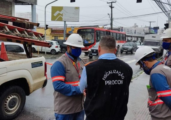 Após denúncias, Equatorial apresenta plano de reordenamento de cabos e fios para o Procon Maceió