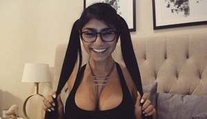 Atriz pornô Mia Khalifa chama fã brasileiro de idiota após tatuagem com rosto dela