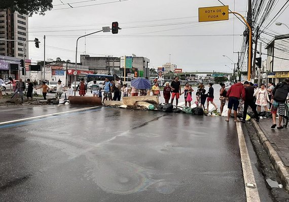 Moradores do Bom Parto que ficaram desalojados bloqueiam a Avenida Fernandes Lima