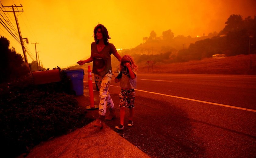 Novos incêndios deixam nove mortos e 150 mil desalojados na Califórnia
