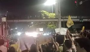 Estudantes da Universidade Federal de Alagoas bloqueiam via em protesto contra mudanças nas linhas de ônibus