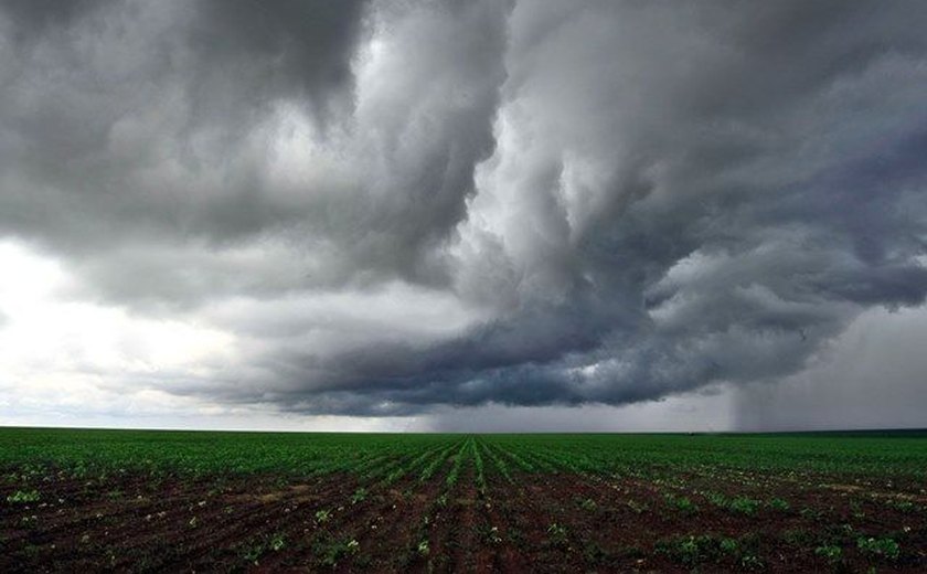 Aviso meteorológico alerta para pancadas de chuva com raios no Agreste e Sertão
