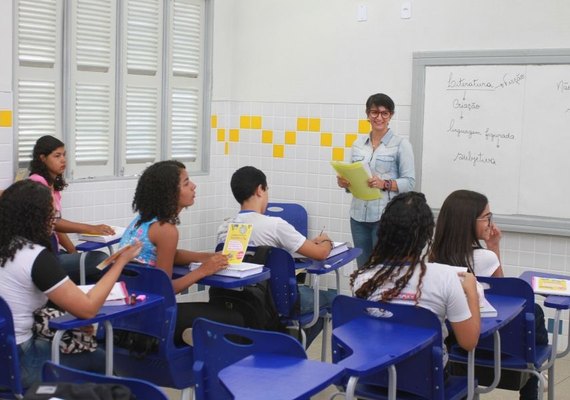Cemitérios de Maceió abrem novas covas para mortos pela covid-19