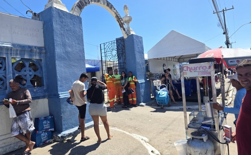 Cemitérios da capital registraram cerca de 70 mil visitantes no Dia de Finados