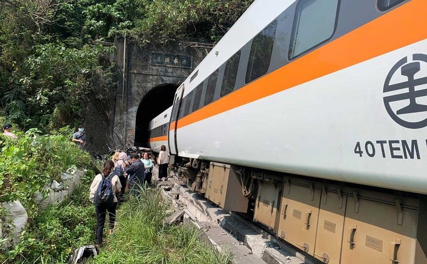 Trem descarrila em região turística de Taiwan e deixa pelo menos 50 mortos