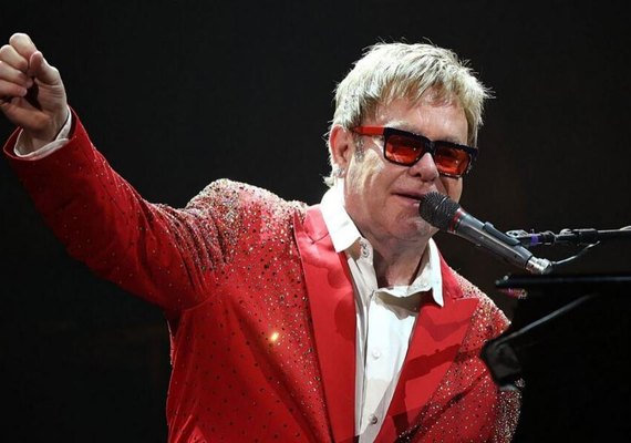 Elton John é levado ao hospital após sofrer acidente doméstico