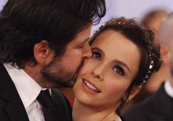 Débora Falabella procura advogados após ser perseguida por fã de ex