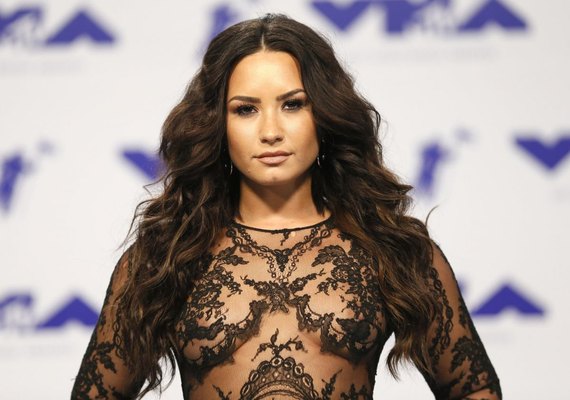 Cantora Demi Lovato relembra luta contra dependência de drogas